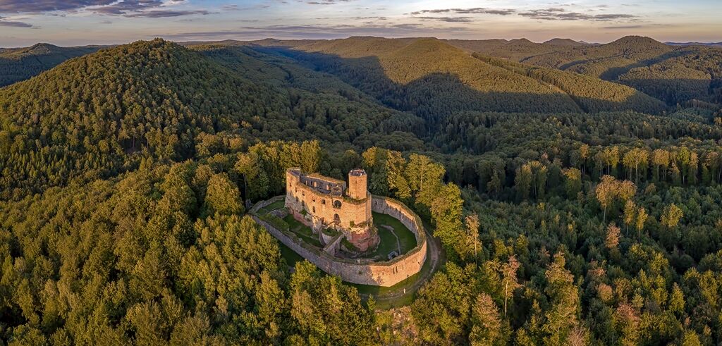 Burg Gräfenstein auf einem Hügel umgeben von dicht bewachsenem Wald und Bergen